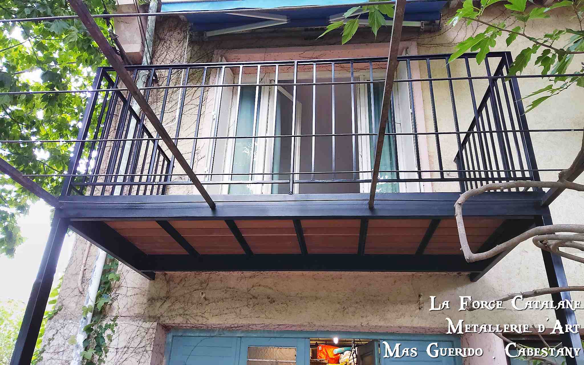 Balcon fer plancher bois massaranduba garde corps fer plat carre la forge catalane.jpg